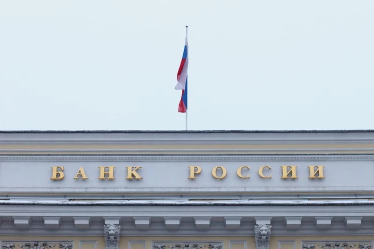 Центробанк объяснил ослабление рубля в июле двумя факторами