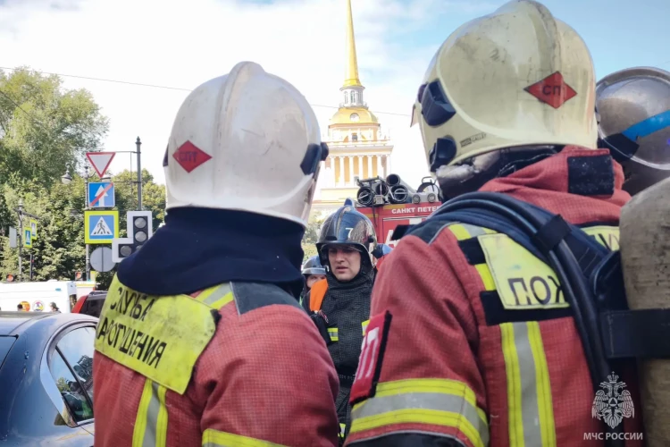 Полицейский и работник ресторана пострадали при пожаре в доме на Адмиралтейском проспекте