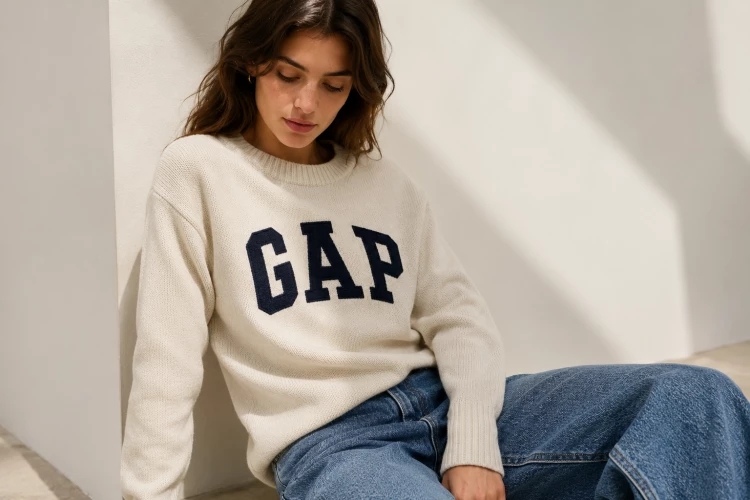 Свитер, который раскупают каждую осень: чем модель Gap привлекла модниц и стала хитом TikTok