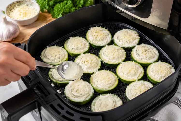 Чистая плита и вкусный ужин за 15 минут: запекаем кабачки под сырной шубкой в аэрогриле