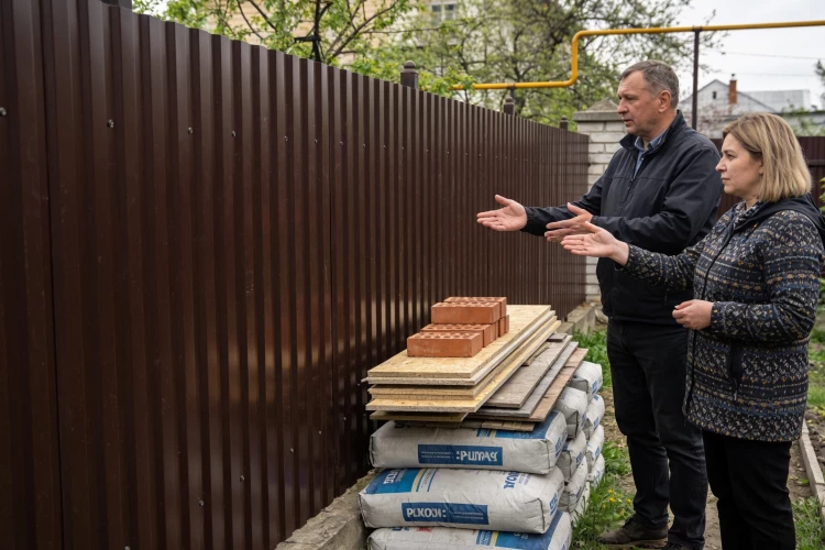 Владельцы домов массово сдают профлист в металлолом: новый материал для забора оказался намного лучше