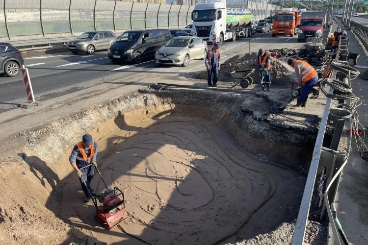 На КАД у Мурино продолжаются аварийные работы на провале после ливня