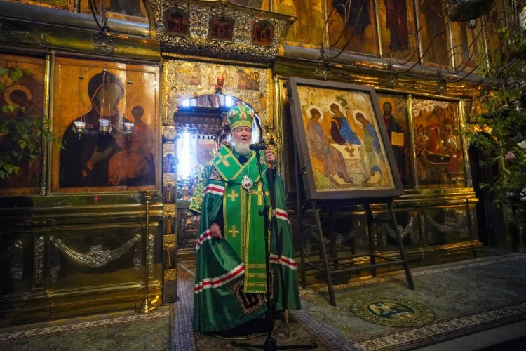 РБК: «Троицу» Рублева изъяли из иконостаса собора Троице-Сергиевой лавры для проверки витрины