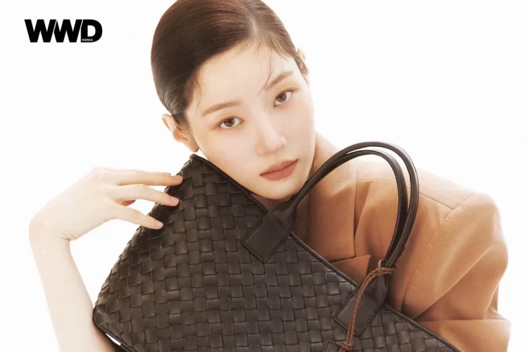 Чон Чэ Ён снялась для октябрьского WWD Korea: «Хочу пробовать, расти и быть искренней»