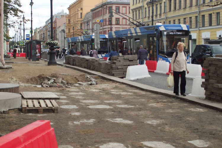 Фоторепортаж ремонта тротуаров на Невском проспекте, вызывающего пробки