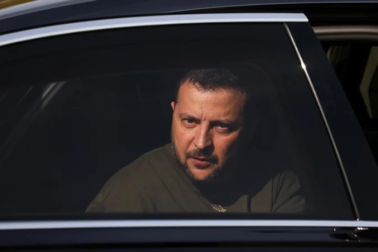 «Абрикос», Гробовницы или дача Брежнева – киевляне гадают, куда может спрятаться Зеленский