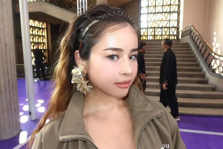 Харви из XG посетила показ Miu Miu весна-лето 2027 в рамках Недели моды в Париже