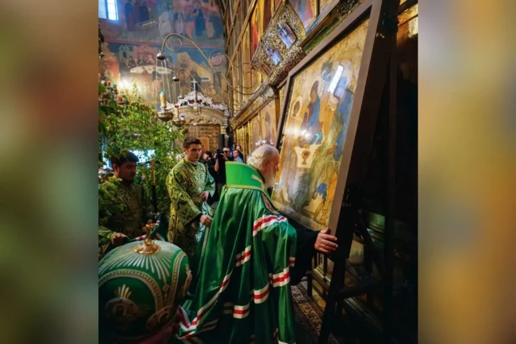 Икону «Троица» вернули в иконостас Троице-Сергиевой лавры