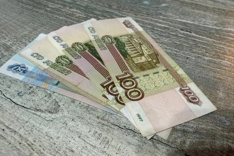 Советские и современные деньги: пересчитали 10, 100 и 500 рублей. Сотня 1985-го — 57 400 рублей