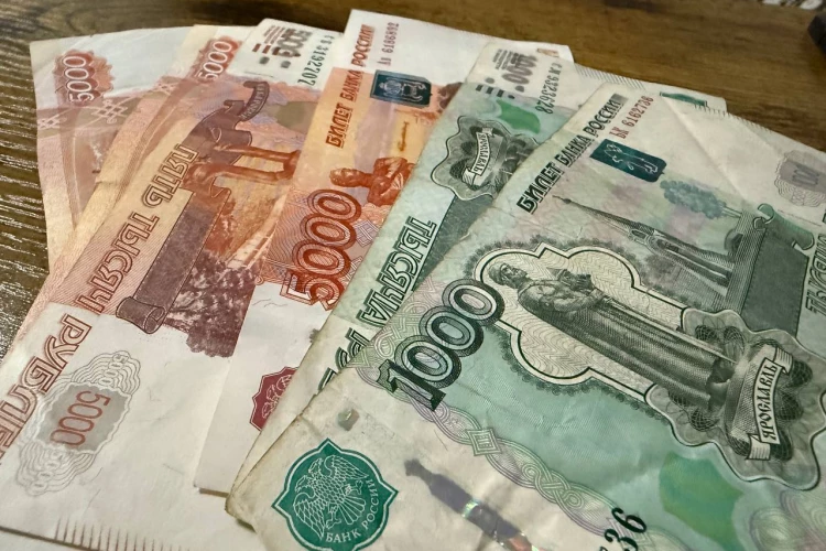 Вы уверены, что ваш безобидный комментарий к переводу не выглядит в глазах банка как признание в отмывании денег? Юрист назвала фразы