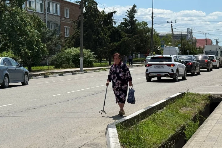 Вы каждый день едите творог ради крепких костей, но забываете о витамине D, магнии и движении: почему после 70 лет одного кальция может быть недостаточно